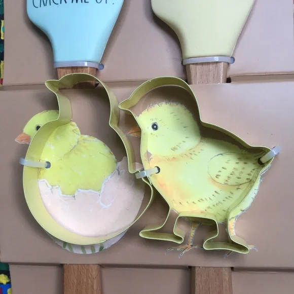 Rae Dunn Springtime 4 Piece Spatula & Cookie Cutter Set NWT - Picture 5 of 10